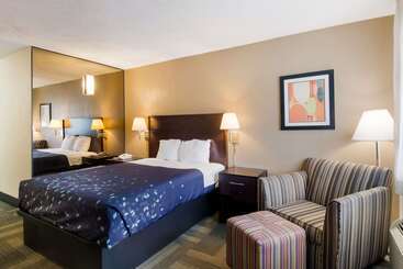 هتل Rodeway Inn At Fort Lee