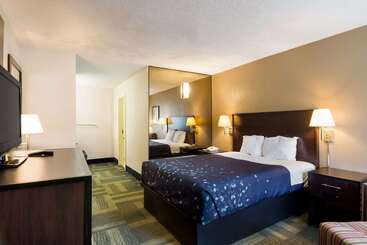 هتل Rodeway Inn At Fort Lee