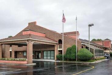 هتل Rodeway Inn At Fort Lee