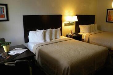هتل Rodeway Inn At Fort Lee