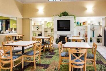 هتل Rodeway Inn At Fort Lee