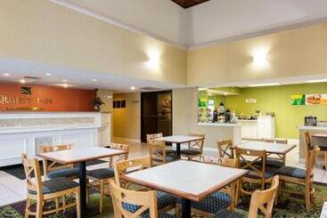 هتل Rodeway Inn At Fort Lee