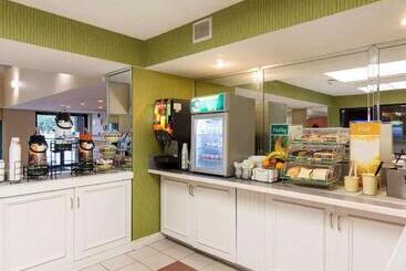 هتل Rodeway Inn At Fort Lee