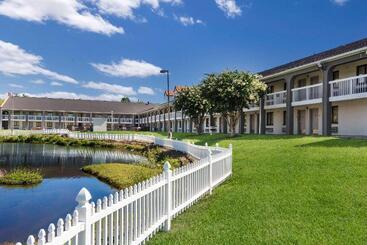 هتل Rodeway Inn At Fort Lee