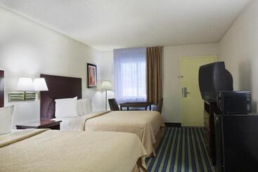 هتل Rodeway Inn At Fort Lee