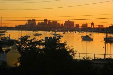 Отель The Inn At Crystal Cove On Boston Harbor