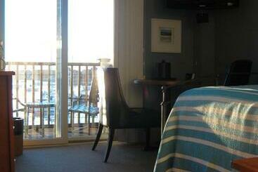 Отель The Inn At Crystal Cove On Boston Harbor
