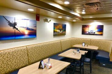 هتل Wingate By Wyndham Detroit Metro Airport