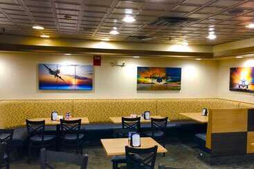 هتل Wingate By Wyndham Detroit Metro Airport