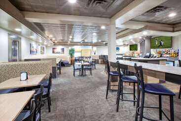 هتل Wingate By Wyndham Detroit Metro Airport