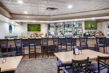 هتل Wingate By Wyndham Detroit Metro Airport