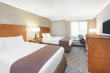 هتل Wingate By Wyndham Detroit Metro Airport