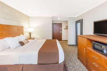 هتل Wingate By Wyndham Detroit Metro Airport