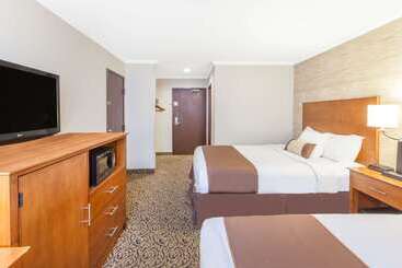 هتل Wingate By Wyndham Detroit Metro Airport
