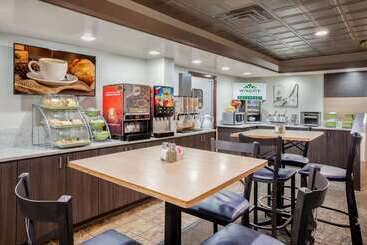 هتل Wingate By Wyndham Detroit Metro Airport