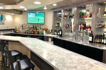 هتل Wingate By Wyndham Detroit Metro Airport