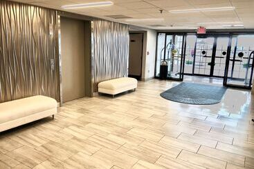 هتل Wingate By Wyndham Detroit Metro Airport