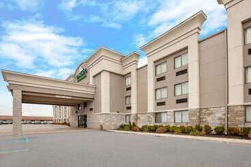 هتل Wingate By Wyndham Detroit Metro Airport