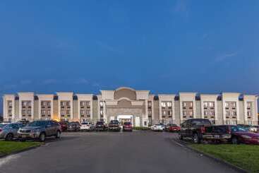 هتل Wingate By Wyndham Detroit Metro Airport