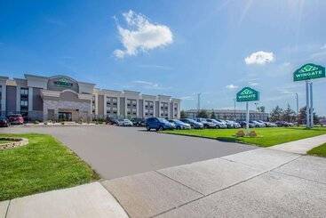 هتل Wingate By Wyndham Detroit Metro Airport