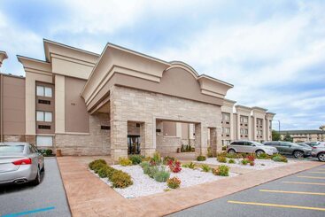 هتل Wingate By Wyndham Detroit Metro Airport