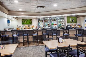 هتل Wingate By Wyndham Detroit Metro Airport