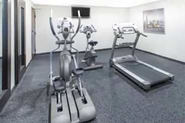 هتل Wingate By Wyndham Detroit Metro Airport