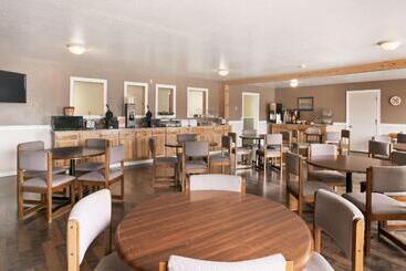هتل Baymont By Wyndham Manistee