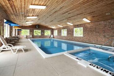 هتل Baymont By Wyndham Manistee