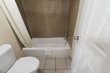 هتل Budget Lodge Churchland
