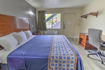هتل Budget Lodge Churchland