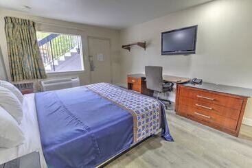 هتل Budget Lodge Churchland