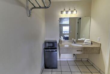 هتل Budget Lodge Churchland