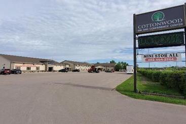 هتل Cottonwood Inn And Conference Center