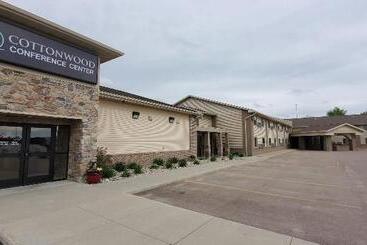 酒店 Cottonwood Inn And Conference Center