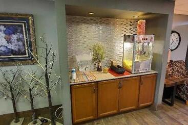 酒店 Cottonwood Inn And Conference Center