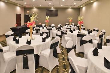 酒店 Cottonwood Inn And Conference Center