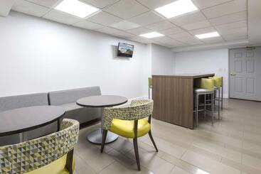 هتل Country Inn & Suites By Radisson Asheville Downtown Tunnel Road