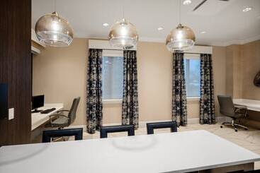 هتل Crowne Plaza Albany  The Desmond