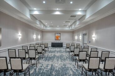 هتل Crowne Plaza Albany  The Desmond