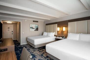 هتل Crowne Plaza Albany  The Desmond