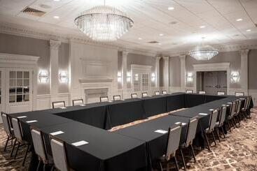 هتل Crowne Plaza Albany  The Desmond