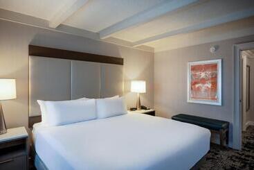 هتل Crowne Plaza Albany  The Desmond