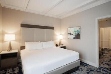 هتل Crowne Plaza Albany  The Desmond