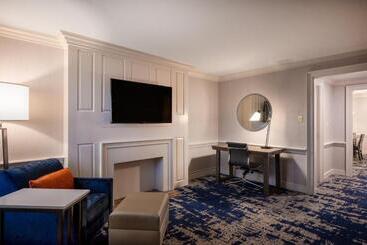 هتل Crowne Plaza Albany  The Desmond