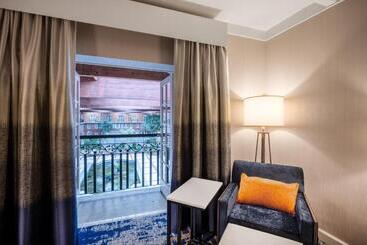 هتل Crowne Plaza Albany  The Desmond