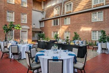 هتل Crowne Plaza Albany  The Desmond