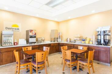 هتل La Quinta Inn & Suites By Wyndham Oakland Airport Coliseum