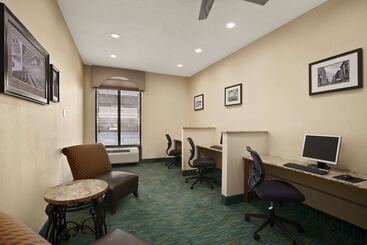 هتل Days Inn By Wyndham Baltimore Inner Harbor
