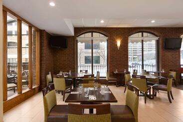 هتل Days Inn By Wyndham Baltimore Inner Harbor